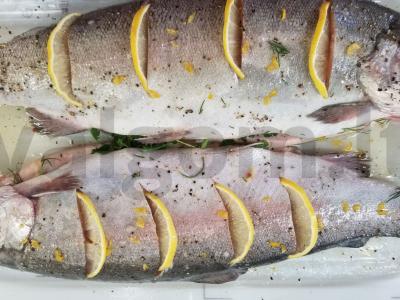 Skanus vaivorykštinis upėtakis su prieskoninėmis žolelėmis ir citrina Žingsnis 1