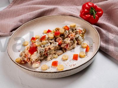 Žuvies salotos su pupelėmis, paprikomis ir skrebučiais pagrindine nuotrauka