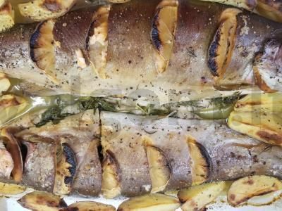 Skanus vaivorykštinis upėtakis su prieskoninėmis žolelėmis ir citrina Žingsnis 2