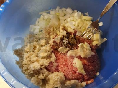 Naminiai maltos mėsos paplotėliai su svogūnais Žingsnis 3