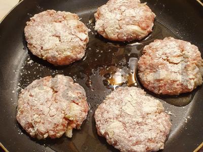 Naminiai maltos mėsos paplotėliai su svogūnais Žingsnis 4