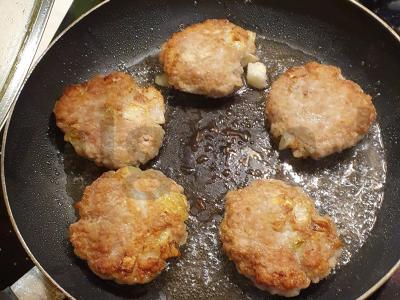 Naminiai maltos mėsos paplotėliai su svogūnais Žingsnis 5