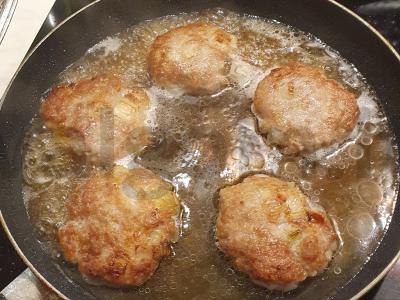 Naminiai maltos mėsos paplotėliai su svogūnais Žingsnis 6