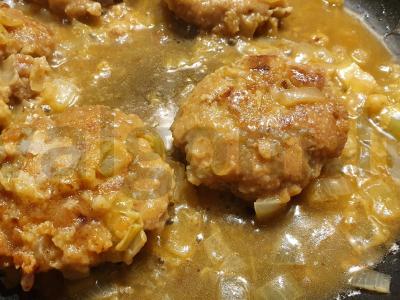 Naminiai maltos mėsos paplotėliai su svogūnais pagrindine nuotrauka