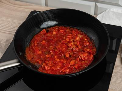 Momentiniai makaronai su dešra pomidorų pastoje Žingsnis 4