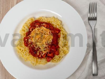 Momentiniai makaronai su dešra pomidorų pastoje pagrindine nuotrauka