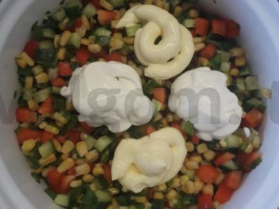 Šviežių daržovių salotos "Šviesoforas" su kukurūzais Žingsnis 5