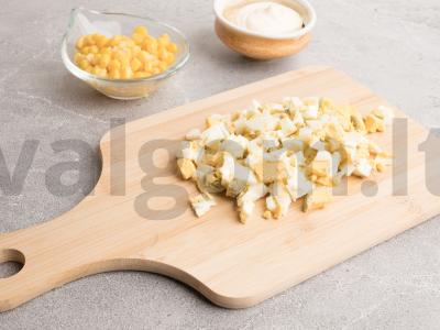 Pita su kiaušiniais, krabų lazdelėmis ir kukurūzais Žingsnis 1
