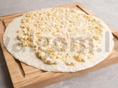 Pita su kiaušiniais, krabų lazdelėmis ir kukurūzais Žingsnis 3