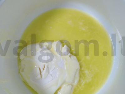 Naminis pyragas su uogiene ir riešutais Žingsnis 1