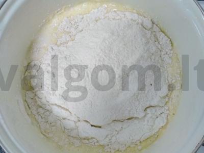 Naminis pyragas su uogiene ir riešutais Žingsnis 3