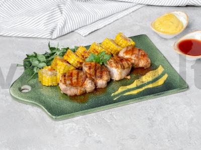 Kiaulienos nugarinė su ant grotelių keptais kukurūzais pagrindine nuotrauka