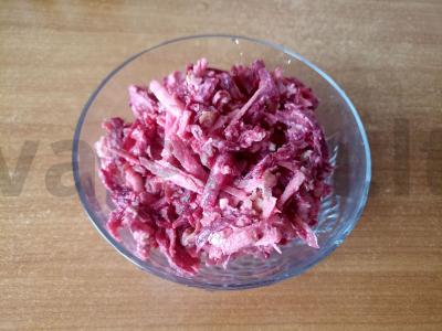Salotos su burokėliais, obuoliais ir graikiniais riešutais pagrindine nuotrauka