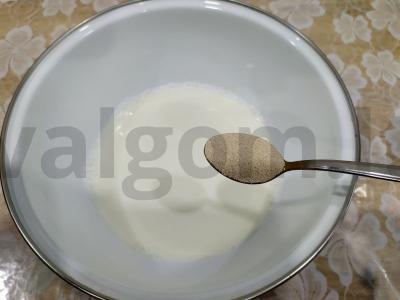 Skanus pyragas su vyšniomis ir grietine Žingsnis 1