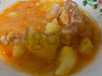 Troškinys su bulvėmis ir kopūstais pagrindine nuotrauka