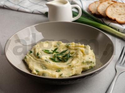 Bulvių košė su žaliaisiais svogūnais ir česnakais pagrindine nuotrauka