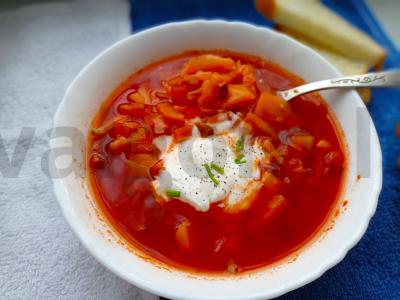 Raudonieji barščiai su pupelėmis ir jautiena mėsos sultinyje pagrindine nuotrauka