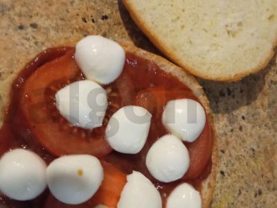 Pica su mocarela ir Provanso žolelėmis Žingsnis 1