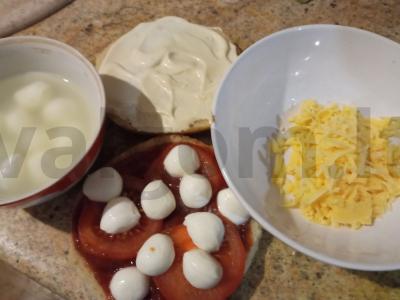 Pica su mocarela ir Provanso žolelėmis Žingsnis 2