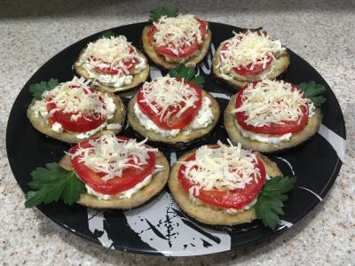 Traškus baklažanų užkandis su pomidorais pagrindine nuotrauka