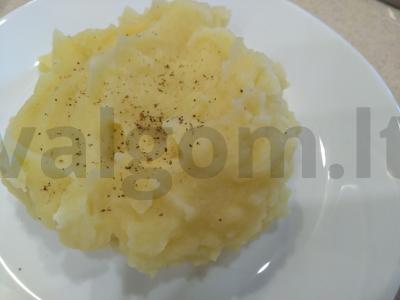 Bulvių košė su sviestu ir muskato riešutu pagrindine nuotrauka