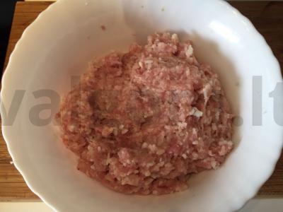 Mėsos kukuliai su pomidorų padažu Žingsnis 1