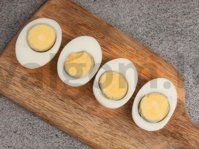 Kiaušiniai, įdaryti rausvąja lašiša ir krapais Žingsnis 1