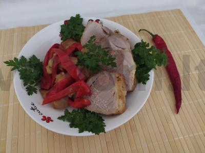 Kepta kiaulienos mentė rankovėje su daržovėmis pagrindine nuotrauka