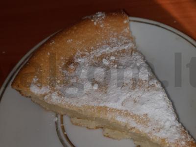 Kondensuoto pieno pyragas pagrindine nuotrauka