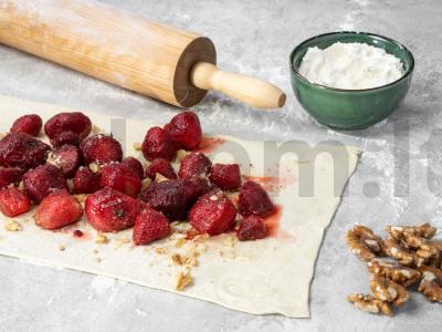 Šaldytas braškių štrudelis Žingsnis 1