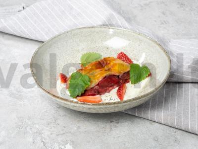 Šaldytas braškių štrudelis pagrindine nuotrauka