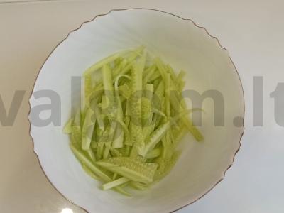 Azijietiško stiliaus daržovių salotos su baltųjų sezamų sėklomis ir citrinos sultimis Žingsnis 1