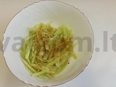 Azijietiško stiliaus daržovių salotos su baltųjų sezamų sėklomis ir citrinos sultimis Žingsnis 2