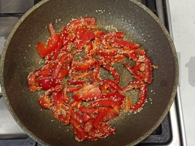 Azijietiško stiliaus daržovių salotos su baltųjų sezamų sėklomis ir citrinos sultimis Žingsnis 3