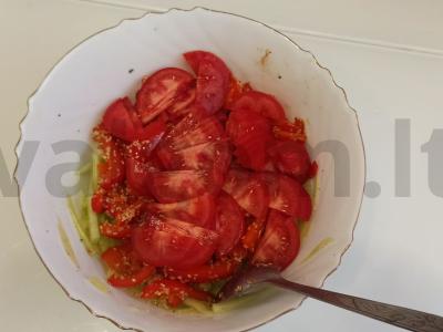 Azijietiško stiliaus daržovių salotos su baltųjų sezamų sėklomis ir citrinos sultimis Žingsnis 4