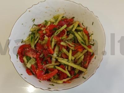 Azijietiško stiliaus daržovių salotos su baltųjų sezamų sėklomis ir citrinos sultimis pagrindine nuotrauka