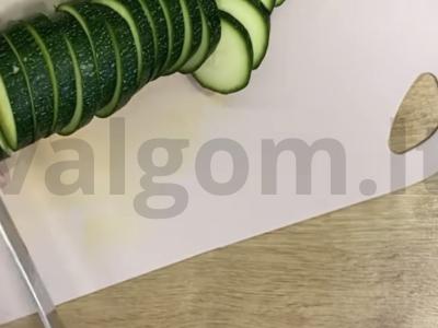 Kalakutiena su cukinijomis pomidorų padaže Žingsnis 1