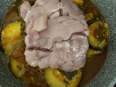 Kalakutiena su cukinijomis pomidorų padaže Žingsnis 3