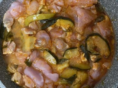 Kalakutiena su cukinijomis pomidorų padaže Žingsnis 4