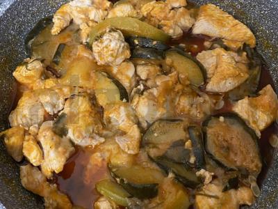 Kalakutiena su cukinijomis pomidorų padaže pagrindine nuotrauka