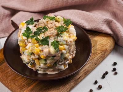 Žuvies salotos su pupelėmis ir kukurūzais pagrindine nuotrauka