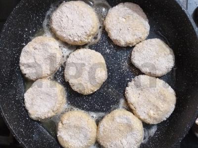 Sūrio pyragaičiai su manų kruopomis ir avižiniais miltais Žingsnis 4