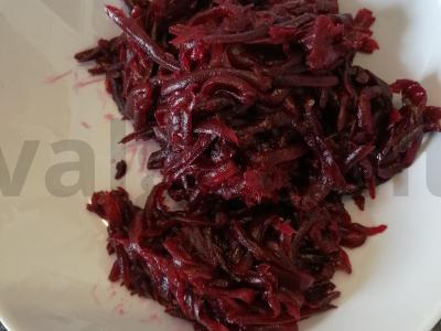 Burokėlių salotos su džiovintomis slyvomis ir graikiniais riešutais Žingsnis 1