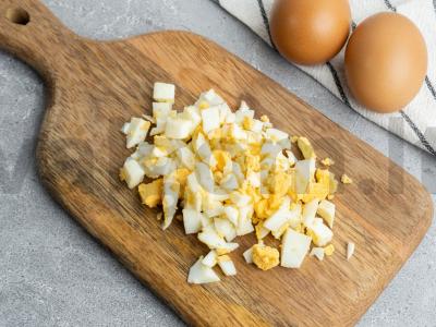 Kiaušiniais, krabų lazdelėmis ir kukurūzais įdaryti blyneliai Žingsnis 1