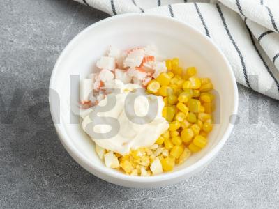 Kiaušiniais, krabų lazdelėmis ir kukurūzais įdaryti blyneliai Žingsnis 2