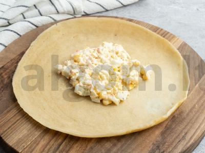 Kiaušiniais, krabų lazdelėmis ir kukurūzais įdaryti blyneliai Žingsnis 3