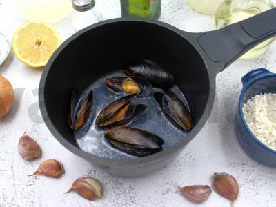 Risotto su pesto ir jūros gėrybėmis be vyno Žingsnis 1