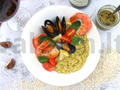 Risotto su pesto ir jūros gėrybėmis be vyno pagrindine nuotrauka