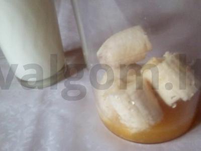 Bananų kokteilis su pienu ir apelsinų sultimis Žingsnis 2