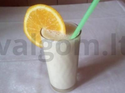 Bananų kokteilis su pienu ir apelsinų sultimis pagrindine nuotrauka